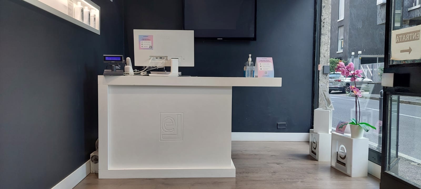 Reception di Beauty Clinic Como vista dall’ingresso